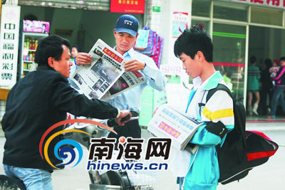 海口男孩卖报筹钱葬母 市民捐款助返校