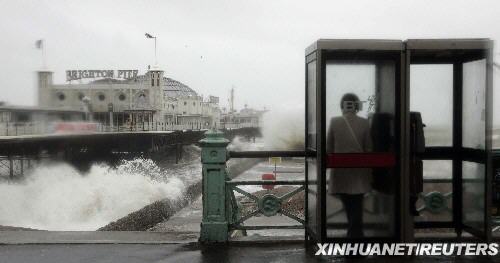 强暴风雨席卷英伦三岛和欧洲大陆西部