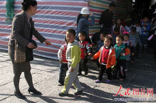 无奈的春游:老师绳拴孩子逛公园