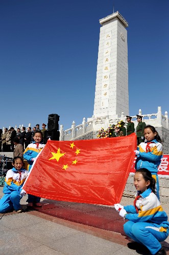 清明节无限哀思慰英烈