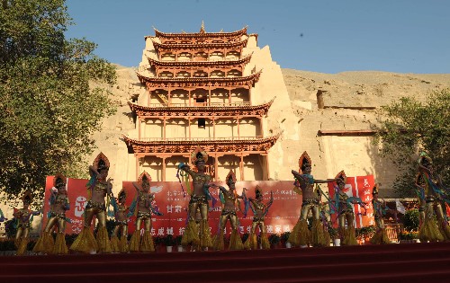 奥运圣火在甘肃敦煌传递