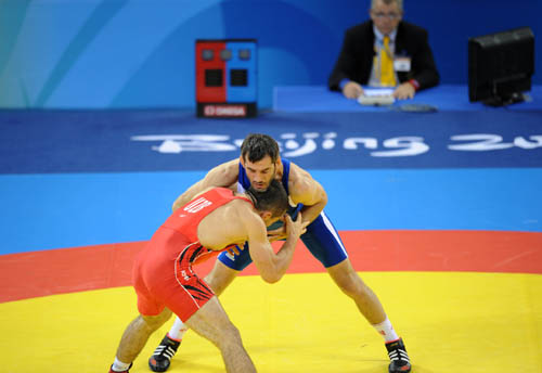俄罗斯萨伊季耶夫获男子自由式摔跤74公斤级