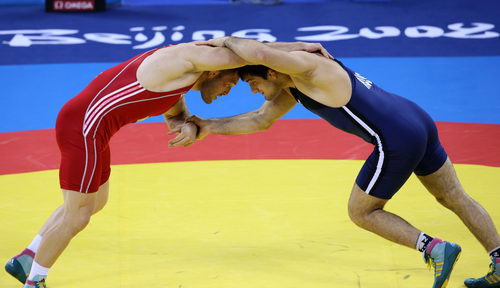 男子自由式摔跤96公斤级:穆拉多夫为俄罗斯夺