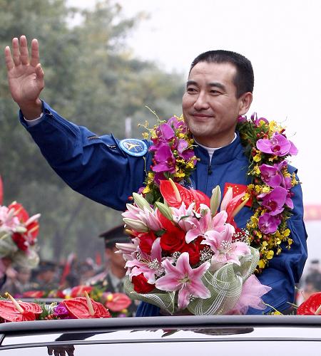 光明网 翟志刚,刘伯明,景海鹏29日乘专机回到北京.