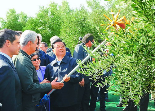 胡锦涛主席参观希腊佩扎农业联合体
