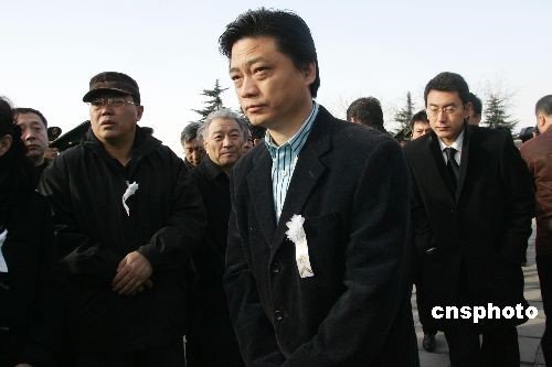 央视台长主持人为殉职消防员送行