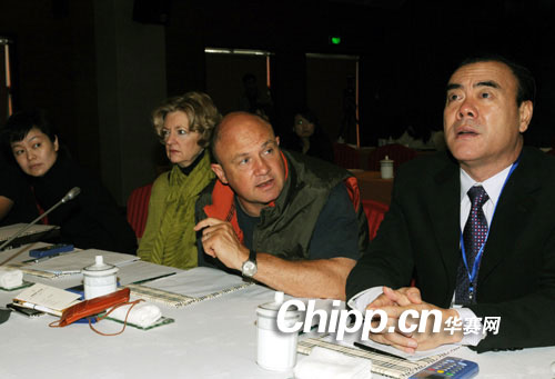 第五届国际新闻摄影比赛评委在评选现场交流