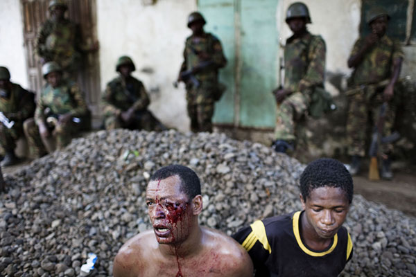 [优秀奖]被怀疑与昂儒昂岛叛军首领穆罕默德巴卡尔有勾结的男子