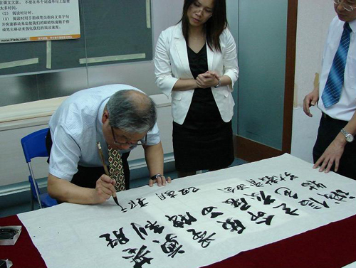 在学大教育副总裁戴科英女士的陪同下