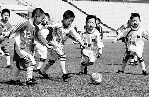 幼儿足球教学受欢迎(图)