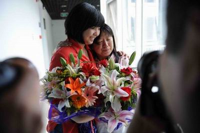 刘庭梅和她的班主任霍艺红拥抱在一起