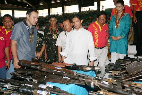 菲律宾130名反政府武装人员向政府军投降(图)
