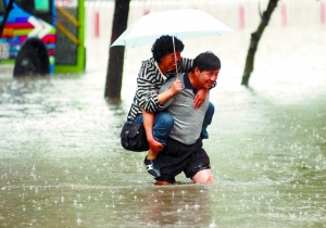 太原暴雨街道成河