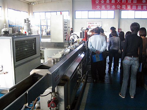 参观酒泉大禹节水公司(组图)