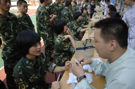 瑞尔齿科:送牙齿健康给"最可爱的人"_皮皮网 为庆祝中华人民共和国成立60年,在全国爱牙日,深圳广电集团?市民周报联合深圳瑞尔齿科特别策划的920全国爱牙日 拥军活动,送关爱给最可爱的人深圳经济特检站的官兵。 拥有漂亮的牙齿,充满自信的笑容;关注牙齿,就是关心健康。本次活动瑞尔齿科以普及口腔健康,免费为部队官兵和家属提供口腔检查,增强爱牙意识,重视牙龈疾病的早期治疗,积极参加防龈计划为主。牙齿健康越来越受到人们的重视,牙齿的健康与否将会加重其他消化器官的负担,若长期不堪重负,将导致胃炎、胃溃疡等疾病的产生。本次活动的宗旨是通