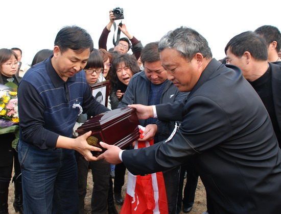 沈浩的骨灰安葬在小岗村公墓