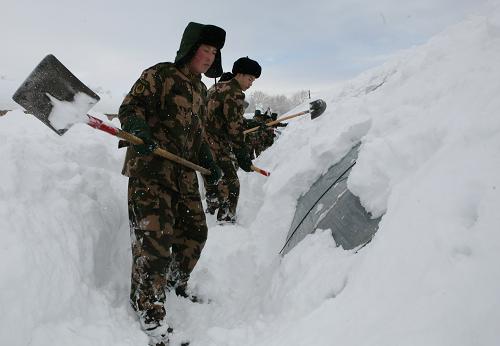 新疆阿勒泰大雪导致部分地区交通中断
