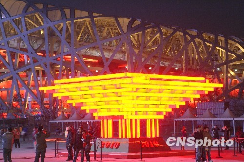 世博会中国馆模型映红鸟巢