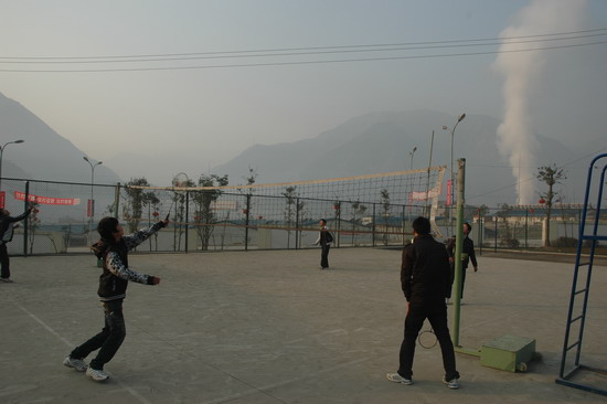 孩子们在新建的操场上打球