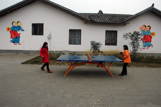 村民们在打乒乓球