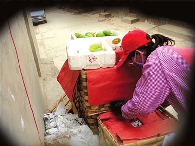 北京部分商贩被指用石灰兑药水捂熟生芒果