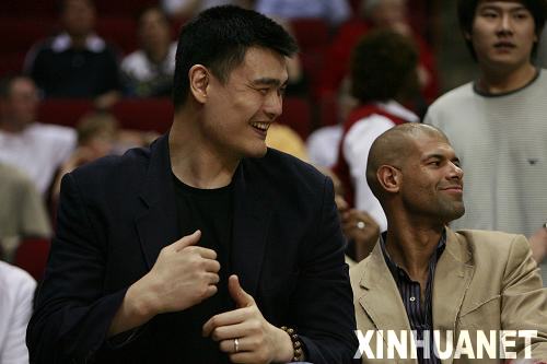 NBA:姚明观看火箭比赛