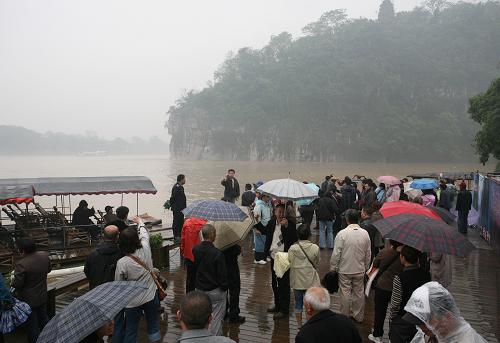 连续降雨导致广西桂林漓江涨水