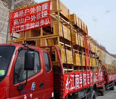 玉树第一批学生复课 省教育厅称赞捐赠课桌