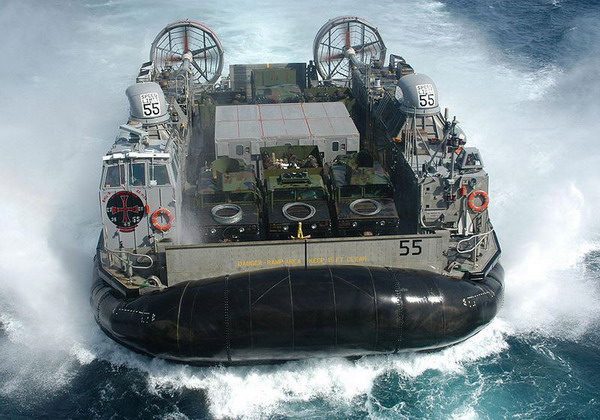 国产新型气垫登陆艇水上测试