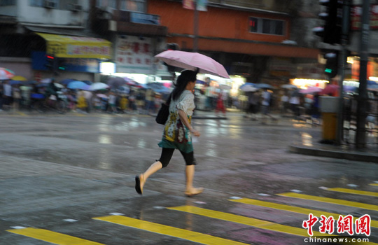 图片新闻:狂风暴雨袭香港