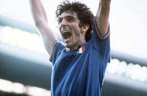 1982年 罗西在比赛中完成了帽子戏法