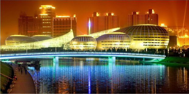 河南艺术中心,国际会展中心和会展宾馆为三大