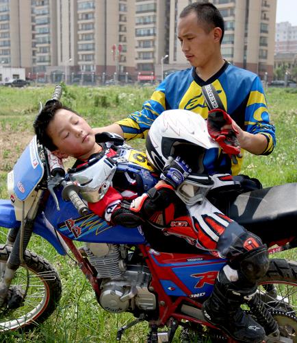 王克4岁时开始练习越野摩托车