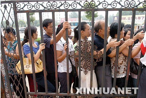 资料图片:众多家长在幼儿园外等候为孩子办理