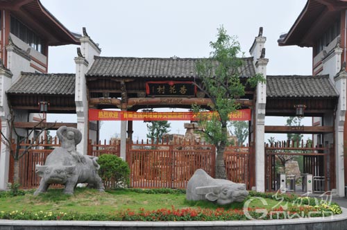 日全国网络媒体安徽行的记者来到池州杏花村采