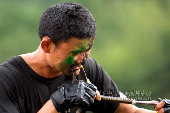 生吃蛇肉!成都军区惊险野外生存