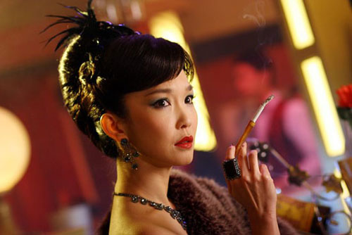 电视剧《金电影》中,范文芳饰演的任黛黛烟不离手.大班剧情晚餐命运图片
