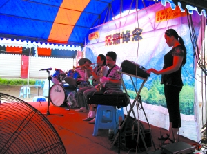 职业哭丧人的悲喜舞台