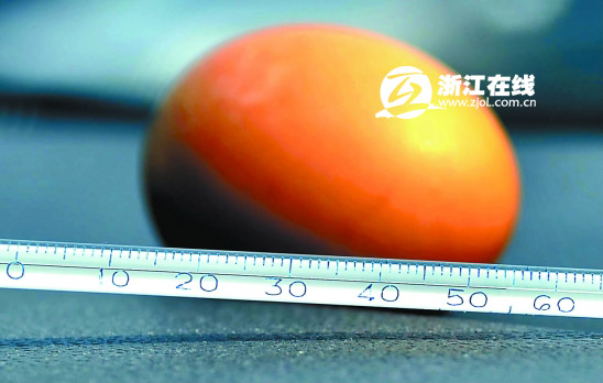 车内 高温烤鸡蛋 实验:蛋没熟透,蛋黄凝固了