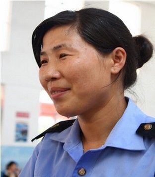 漯阜铁路客运段微笑服务战高温