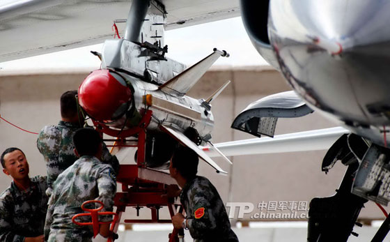 歼轰7a挂空舰导弹演练