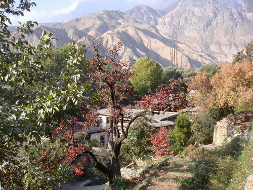 受灾前的甘肃南部舟曲县