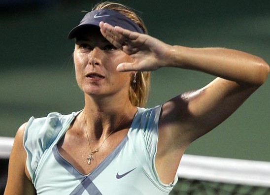 体坛11大疯狂庆祝:莎娃敬军礼 林丹赤膊秀舞技