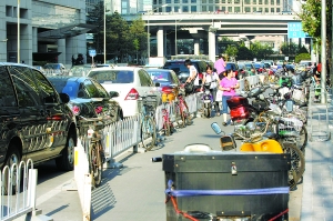 白领图省钱马路边乱停车 称日薪不够交停车费