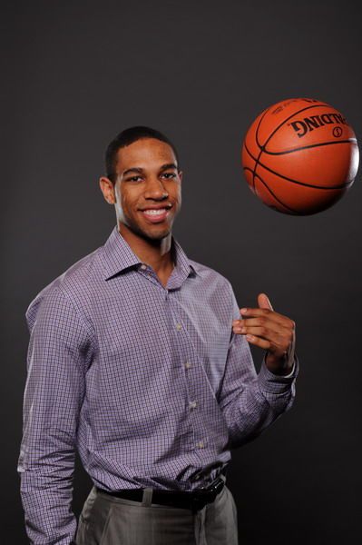 泽维尔-亨利谈妥合同