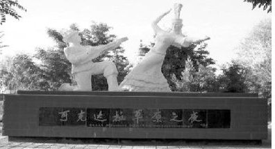 可克达拉草原四处洋溢着民族风情的雕塑