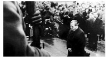 1970年12月7日，联邦德国前总理勃兰特跪在波兰犹太死难者纪念碑前