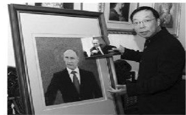卜元拿着普京照片对比《普京总统肖像》