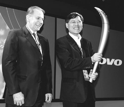 图为国际奥委会主席罗格会见联想集团董事长杨元庆并赠送礼物.张?摄