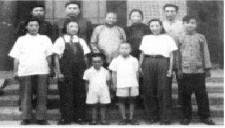 周恩来(后排左二)与周荣庆(后排左一)、晋菊清(前排左一)等人合影